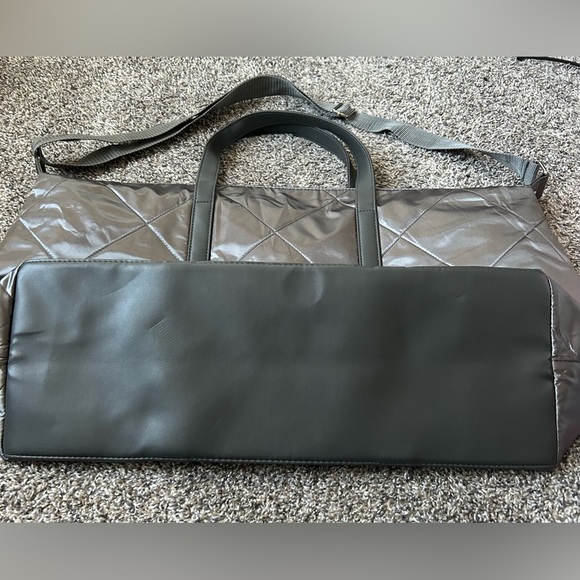 Extra Large Spacious Quilted Fabric Dark Silver Travel Bag w/shoulder strap - Picture 5 of 9